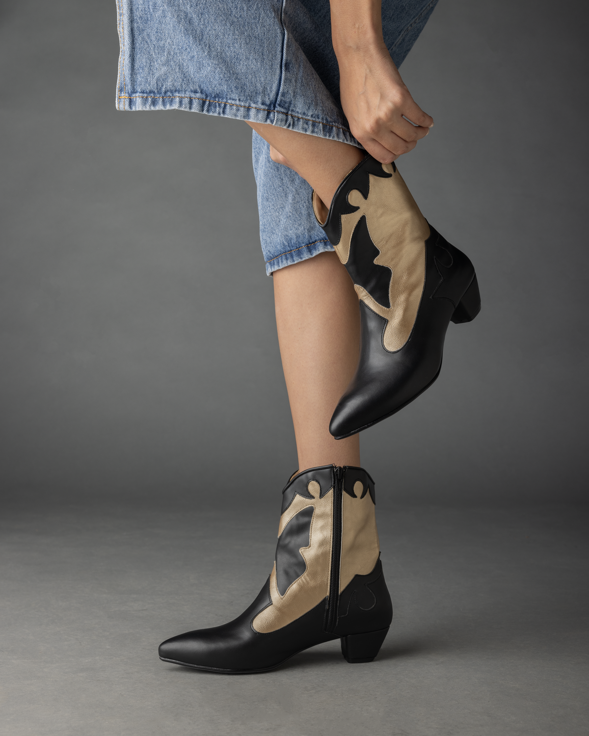 Mariposa Cowgirl Boots - Black x Gold