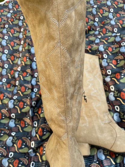 Detalles Suede Cowgirl Boots - BEIGE