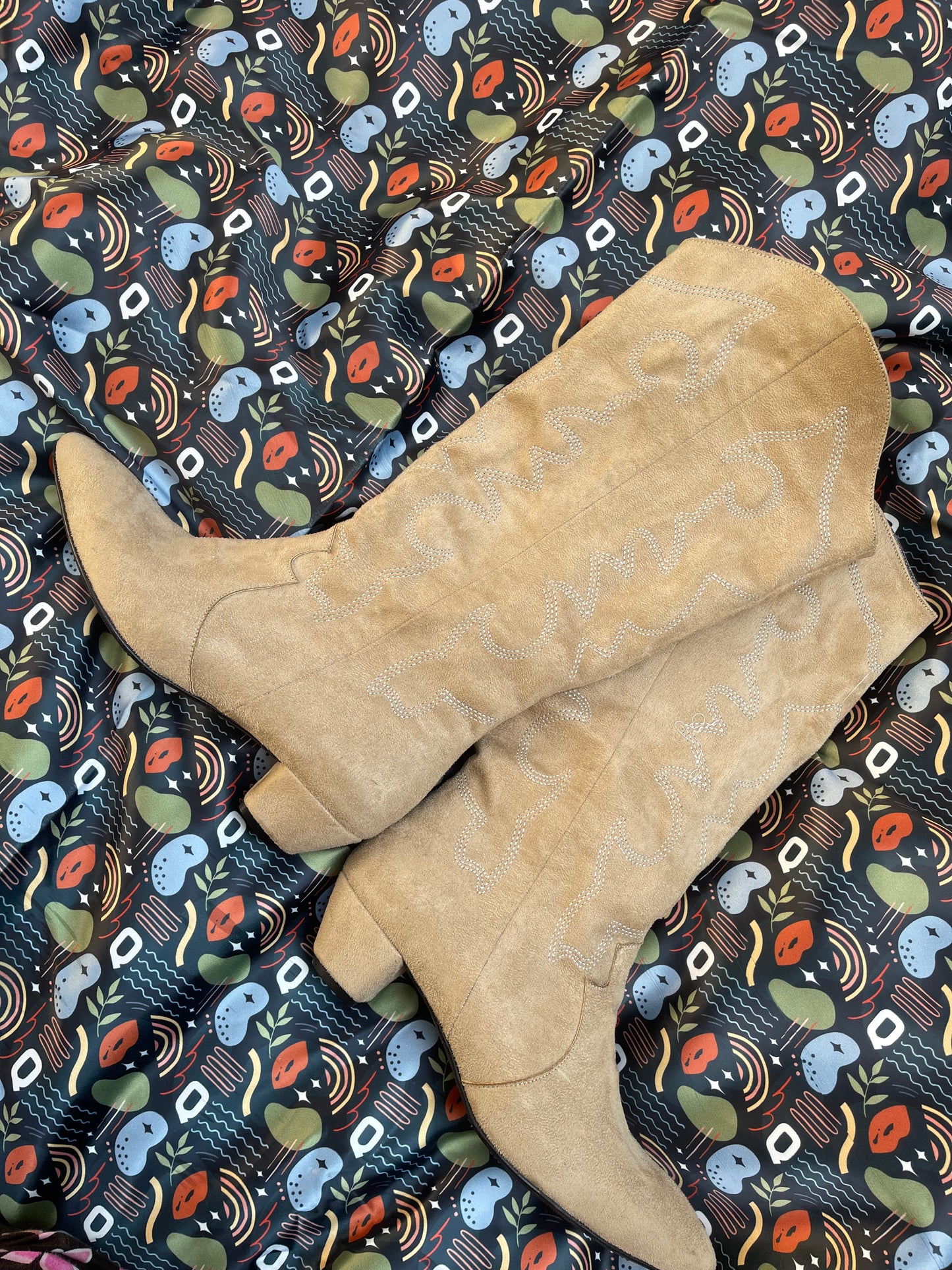 Detalles Suede Cowgirl Boots - BEIGE