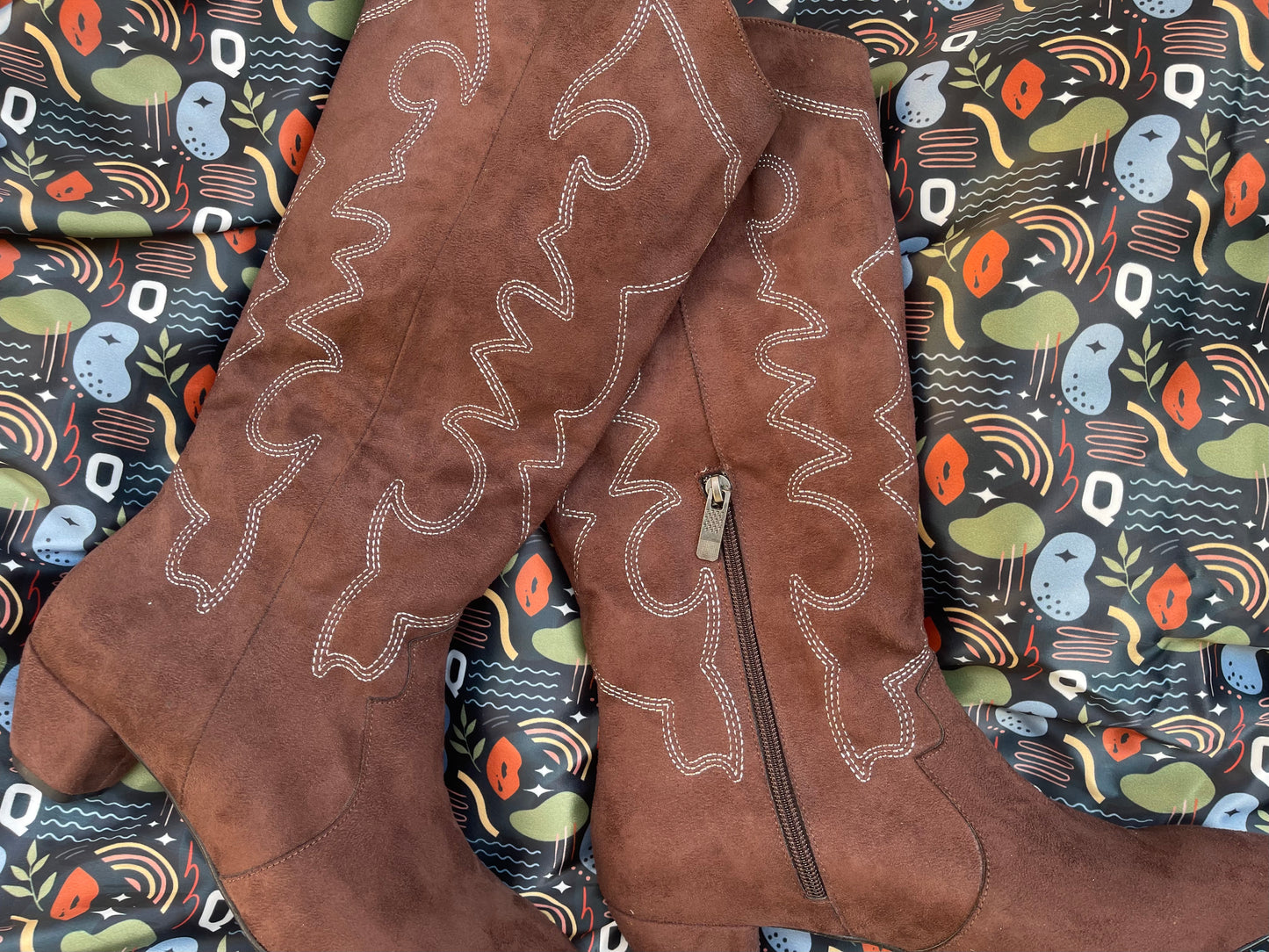 Detalles Suede Cowgirl Boots - BROWN