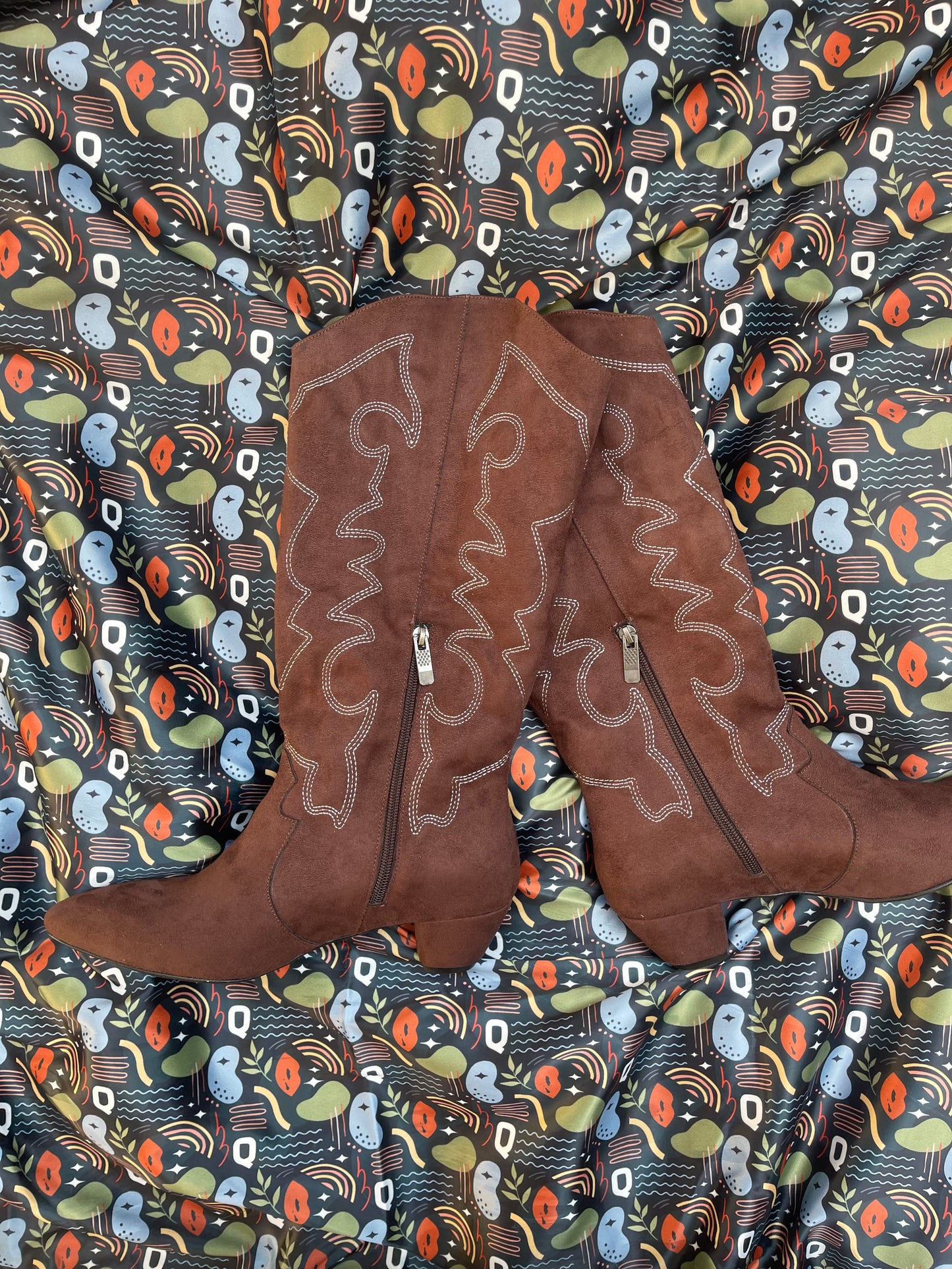 Detalles Suede Cowgirl Boots - BROWN