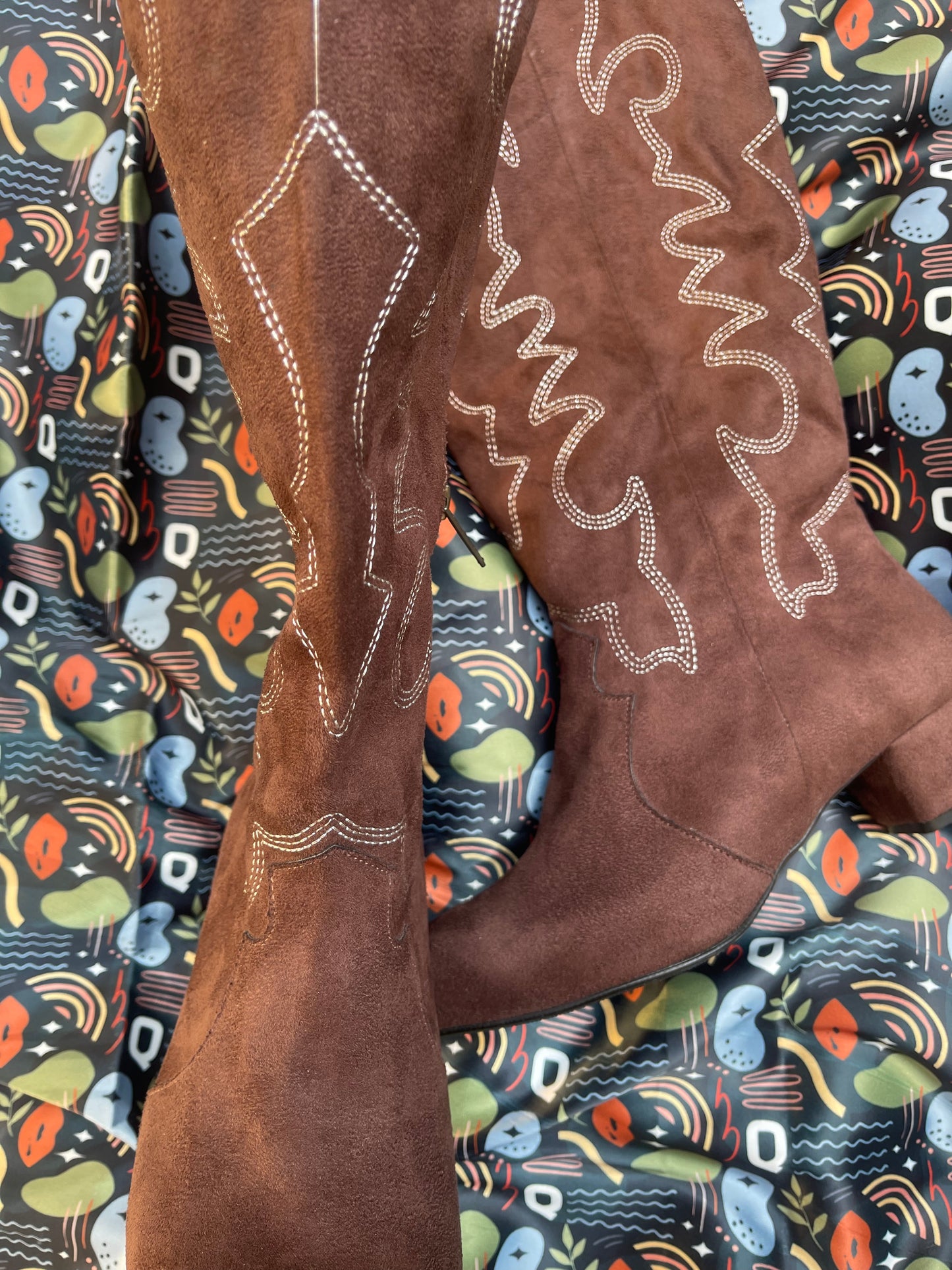 Detalles Suede Cowgirl Boots - BROWN