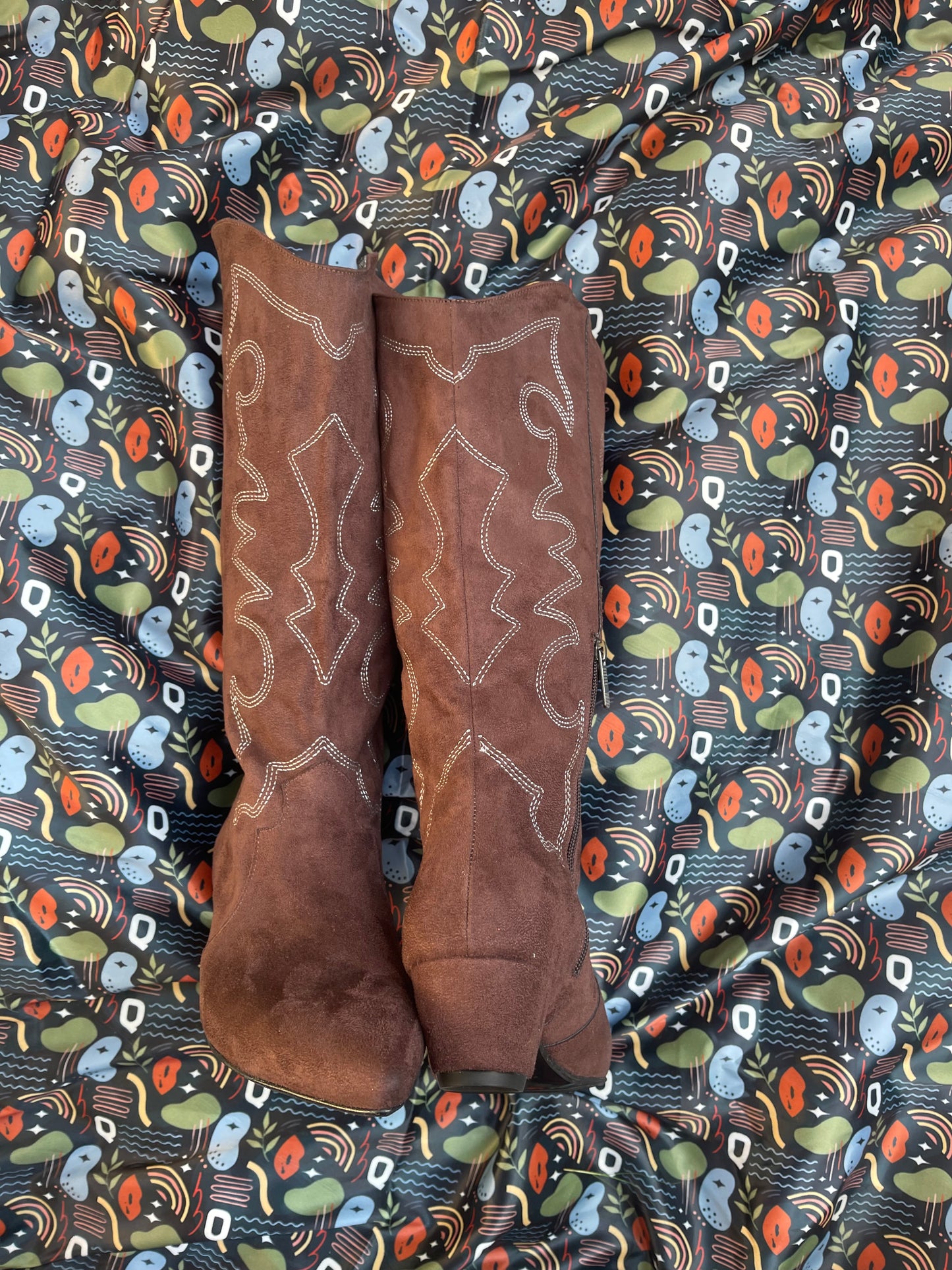 Detalles Suede Cowgirl Boots - BROWN