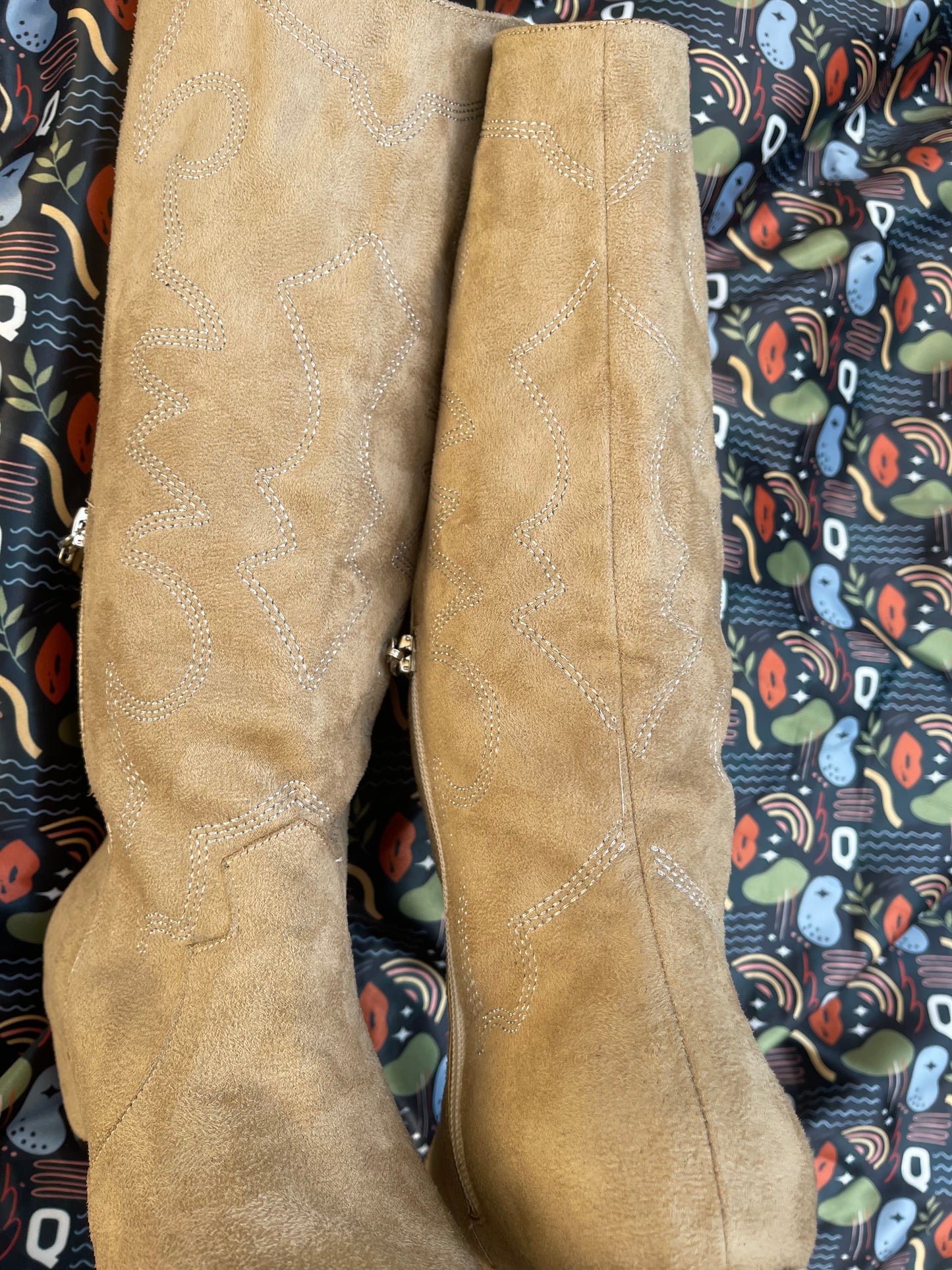 Detalles Suede Cowgirl Boots - BEIGE