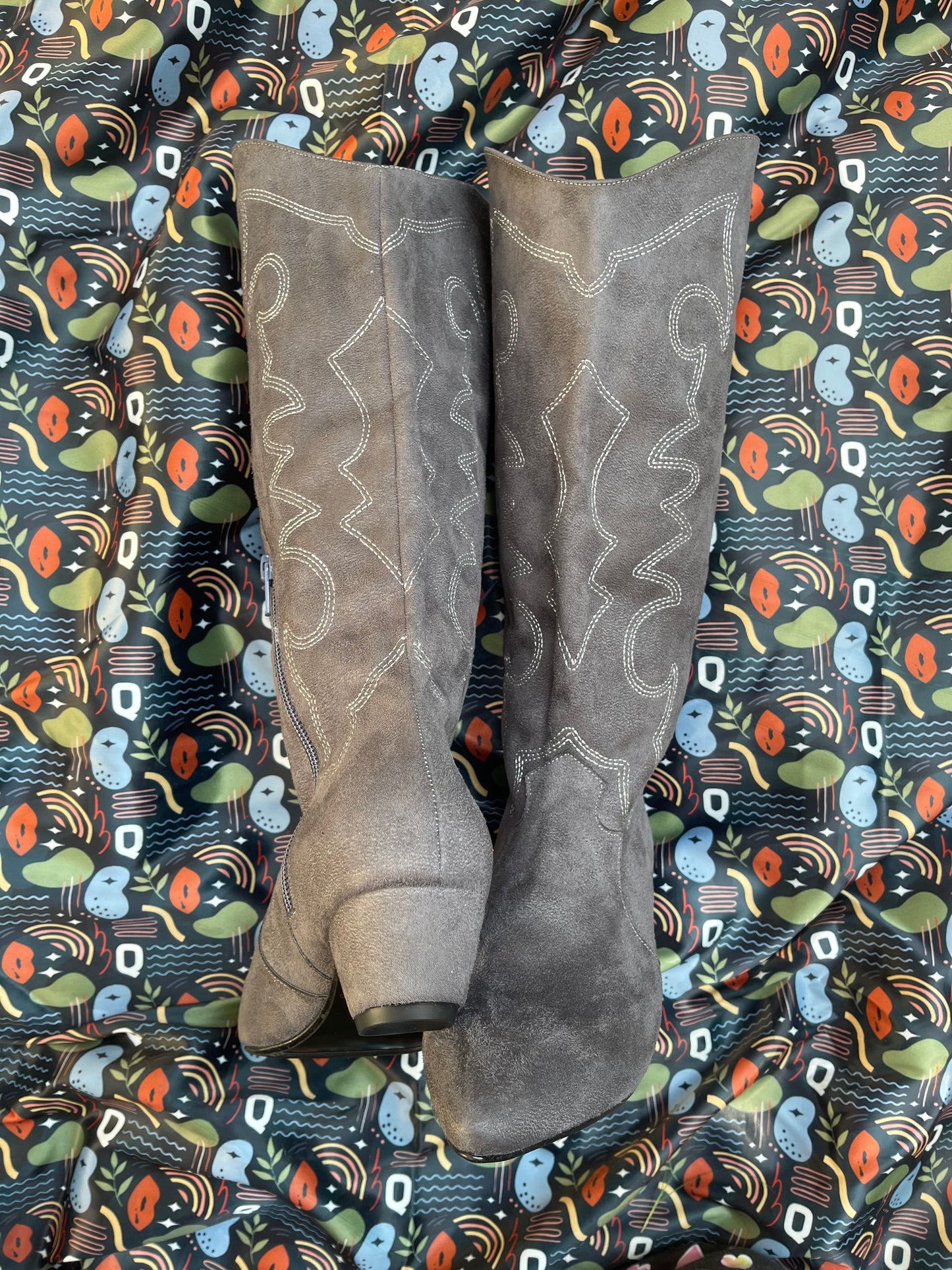 Detalles Suede Cowgirl Boots - GREY