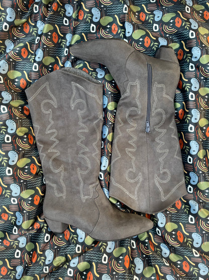 Detalles Suede Cowgirl Boots - GREY