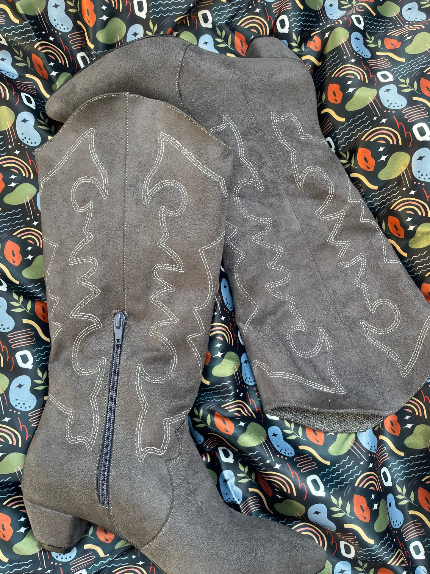 Detalles Suede Cowgirl Boots - GREY