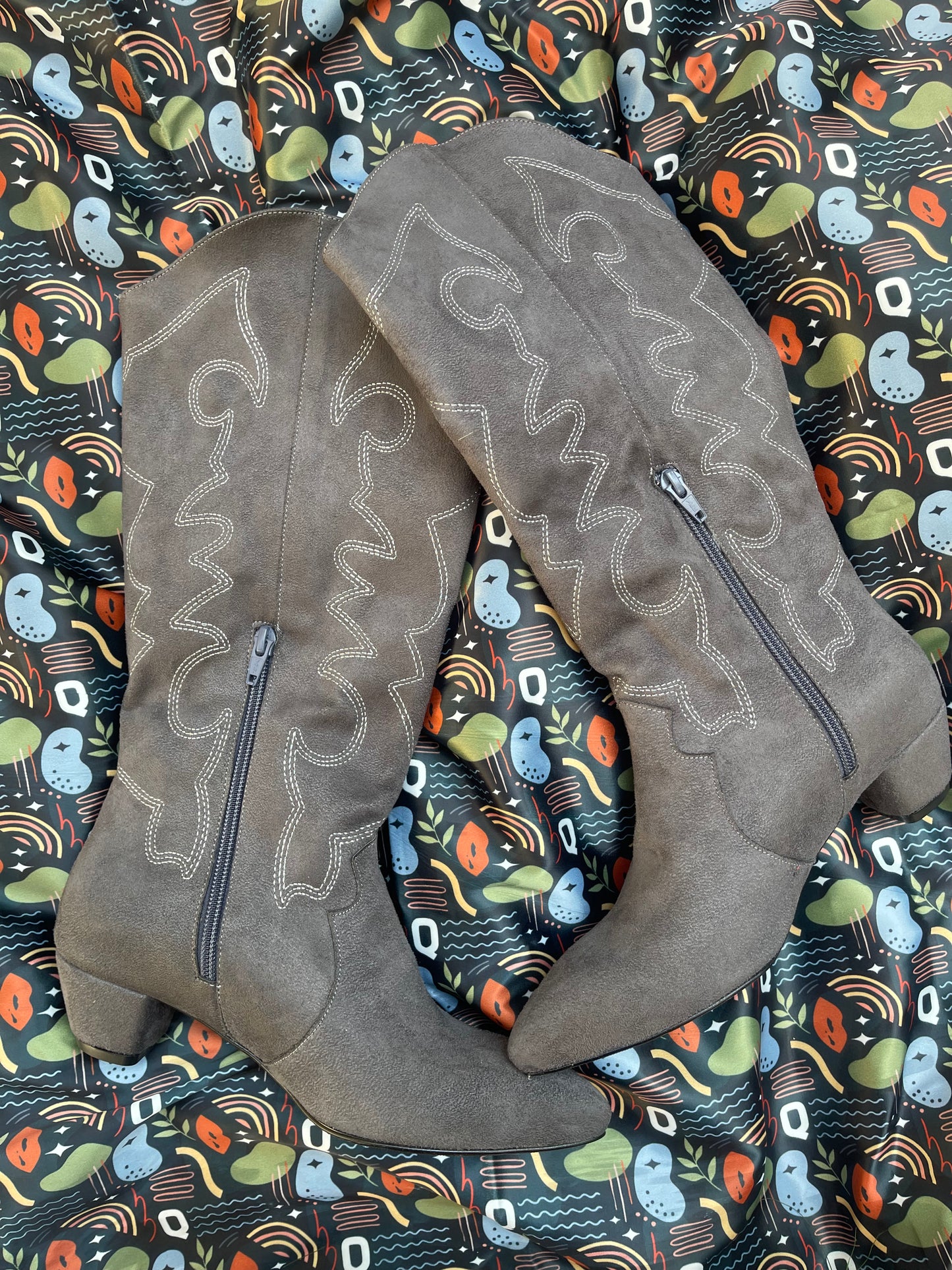 Detalles Suede Cowgirl Boots - GREY